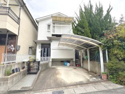 【久世エリア】★南向き4LDK・全居室6帖以上★閑静な住宅街に立地しています！

■みどころポイント■
◎駐車1台可能♪
◎2階は3部屋で広々お使いいただけます♪
◎随時ご見学可能