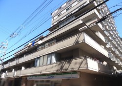 【伏見板橋エリア】★コンビニ・スーパー等周辺施設まで徒歩5分圏内◎★エントランスはオートロック採用でセキュリティ面も安心♪