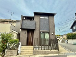 リビングコメント１ おしゃれで快適な注文住宅！
水災もないエリアで地震に強い！耐震等級3♪

閑静な住宅街にある角地の築浅戸建です！
日々の生活や快適さにこだわって建てた注文住宅♪