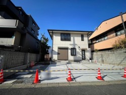 リビングコメント１ 【伏見南浜エリア】令和6年10月リフォーム済物件★3沿線3駅利用可能！駐車スペース4台分（車種による）広々とした5LDKです★