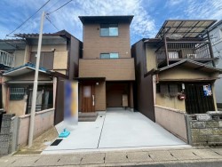 【桃山東エリア】最寄り駅まで徒歩4分★電子ロックキーや全室コンセント2ヵ所など、暮らしに便利な設備がたくさん詰まったお家です★
