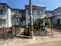 リビングコメント１ 【桃山南エリア】庭付き◎ガーデニングや家庭菜園もお楽しみいただけます★駐車場も改装次第で1台駐車可能となります！