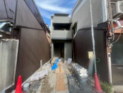 【伏見板橋エリア】近鉄・京阪徒歩4分以内の新築戸建!!
収納充実★南向きバルコニーで日当たり良好◎