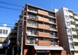 リビングコメント１ 【桃山東エリア】南向きバルコニーで陽当たり良好♪安全面に配慮したオートロック付きマンションです★