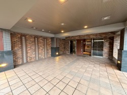 リビングコメント１ 専用ポーチ付角住戸！！南東角住戸で陽当り良好◎
収納スペース充実◎周辺施設充実の買い物にも便利◎