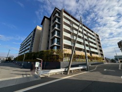 リビングコメント１ ■建築後2年の築浅マンション■
■北西角部屋■4LDK80㎡超■
■JR東海道線『桂川駅』徒歩約9分■