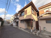 リビングコメント１ 【砂川エリア】人気の伏見稲荷駅から徒歩5分★静かな住宅街ですが、近くにドラッグストアやスーパー、コンビニなどが揃い便利な環境です★