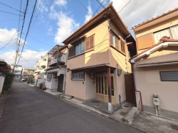 リビングコメント１ 【砂川エリア】人気の伏見稲荷駅から徒歩5分★静かな住宅街ですが、近くにドラッグストアやスーパー、コンビニなどが揃い便利な環境です★