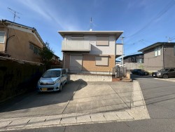 【桃山エリア】全居室収納有◎3WAYアクセス利用可能！！
駐車2台スペース有！！広々4LDK★