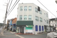 リビングコメント１ 【桃山南エリア】1階店舗は現在賃貸中★3階建て、角地で陽当たり・通風良好の建物です◎