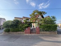 リビングコメント１ 【桃山南エリア】吹抜けと可愛い窓が特徴のある開放感のあるお家です★広いお庭もあり、小さなお子様にもピッタリです★